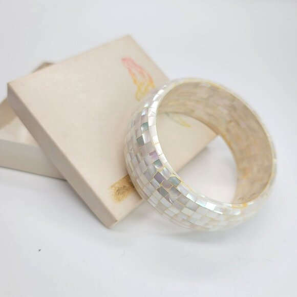 Mermaid's Garden Mother of Pearl Fashion Bangle Bracelet Costume Jewelry DH21 - Picture 3 of 6